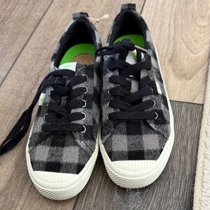 Cariuma flannel shoes size 6.5w